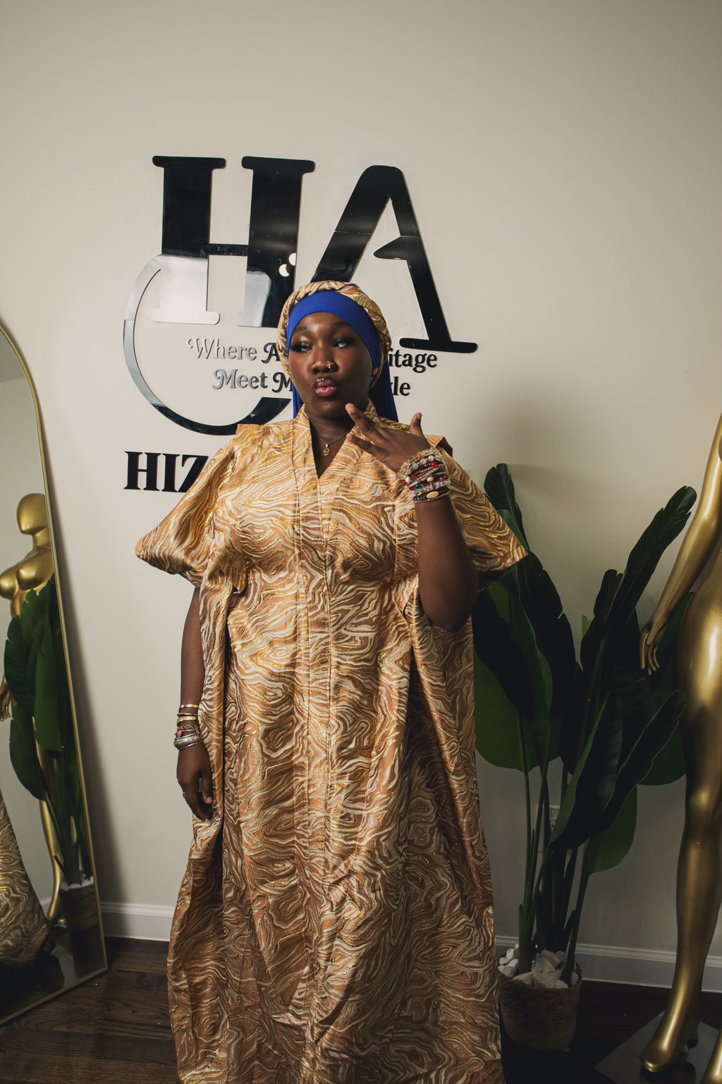 Rich aunty bubu in gold stripe